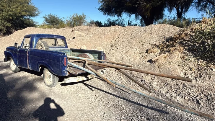 Albardón: sorprendieron a tres hombres robando pilares de alumbrado público en una zona rural