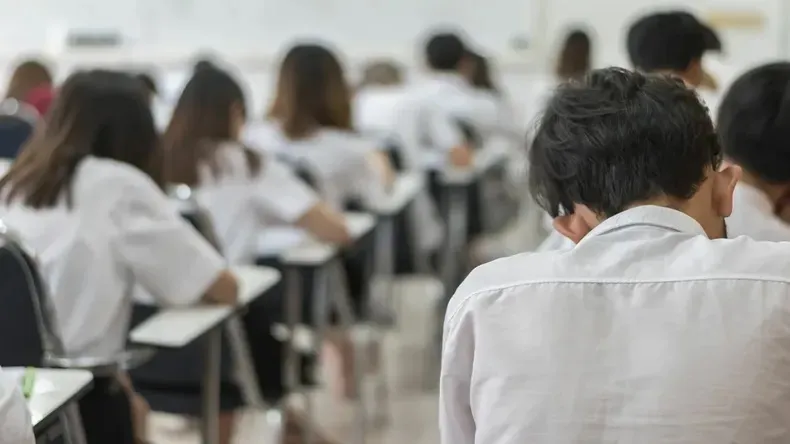 Docente denunció el robo de su celular dentro de una escuela capitalina