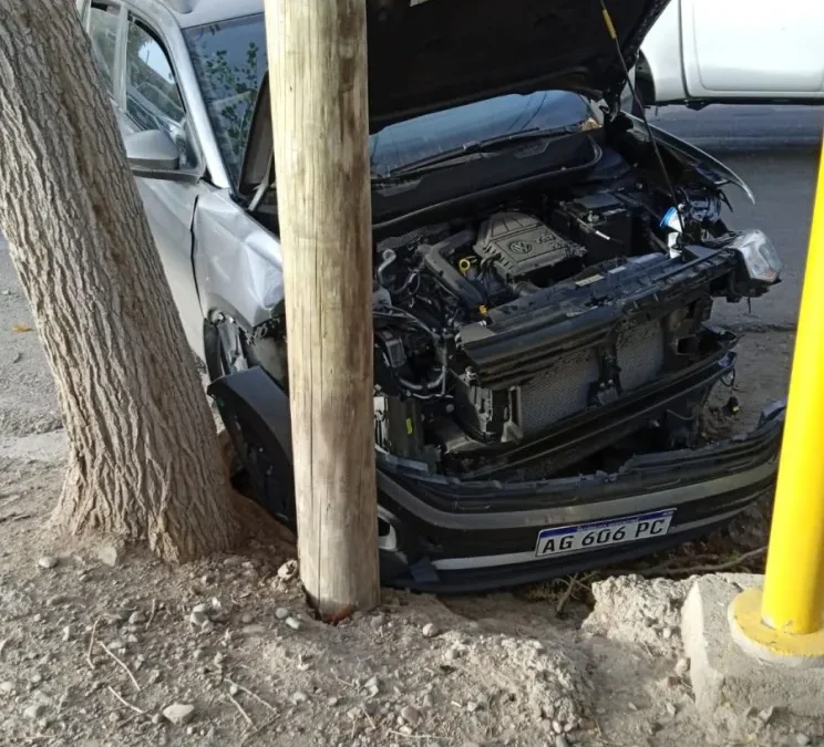 Violento choque entre dos autos en una esquina céntrica: un conductor resultó herido