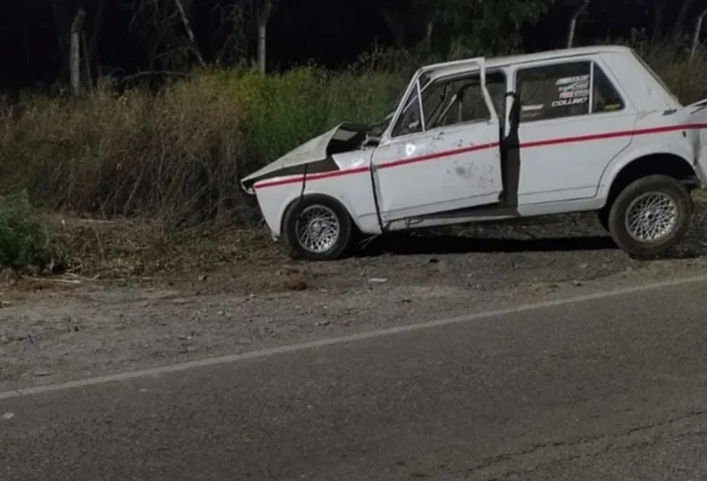 Siniestro vial en Caucete: un joven automovilista volcó e investigan si corría una picada