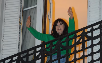 Tras la polémica por las restricciones judiciales, Cristina volvió a salir a su balcón
