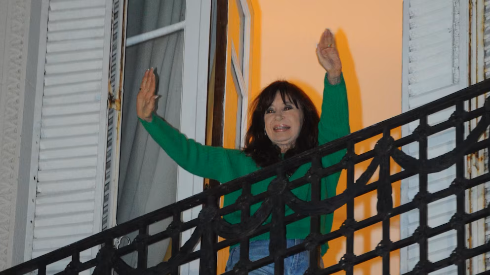 R (1) Tras la polémica por las restricciones judiciales, Cristina volvió a salir a su balcón