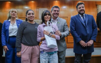 El gobernador encabezó una nueva entrega de audífonos, anteojos y subsidios para implantes cocleares
