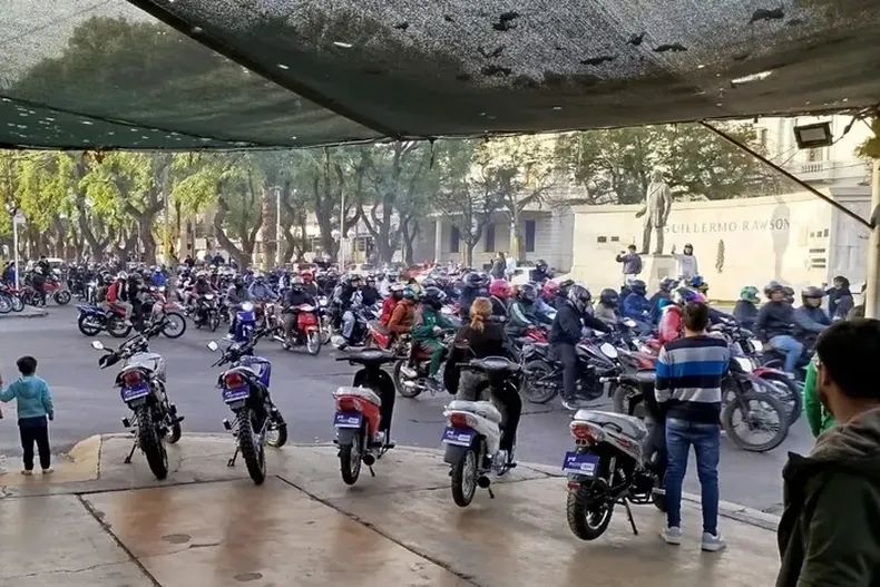 Decenas de motociclistas en caravana despidieron al joven que falleció corriendo picadas en Pocito