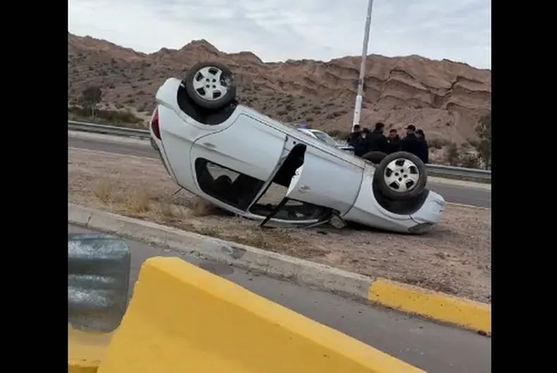 Sorpresivo vuelco en la Ruta del Sol se vuelve viral: “Salió a dar una vuelta y dio tres”