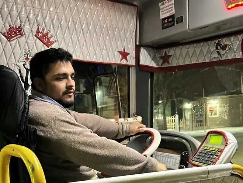 Un chofer de la RedTulum encontró un celular perdido en el colectivo y tuvo un gran gesto