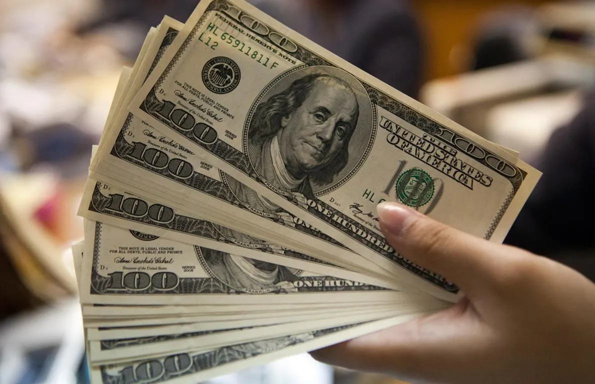 R (1) El dólar blue cerró la semana a $1.380 en San Juan