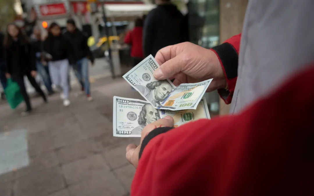 Fuerte escalada del dólar este jueves: aumentó el oficial y se dispararon los futuros