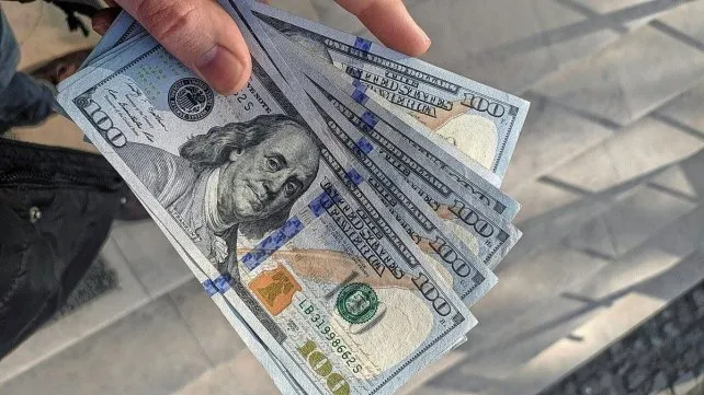 El dólar oficial subió casi $23 en dos jornadas y superó el piso de $1.300