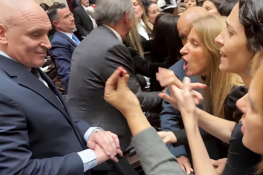 La oposición logró avanzar con proyectos clave tras una sesión escandalosa en Diputados