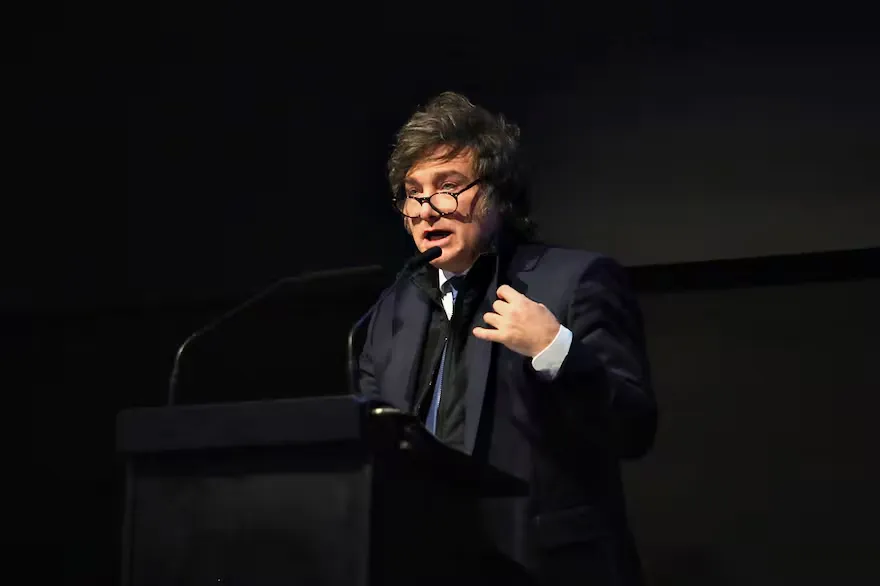 R (1) "Vive con 8 perros y está enamorado de su hermana": Javier Milei denunció a una periodista por sus dichos en TV