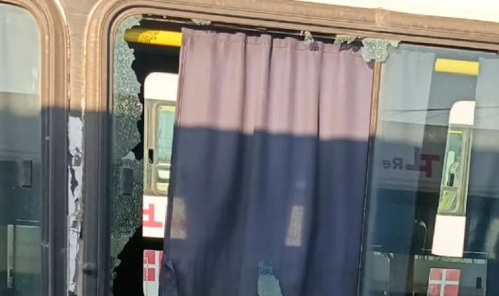 Un colectivo de la Red Tulum fue apedreado en Caucete y una pasajera resultó herida