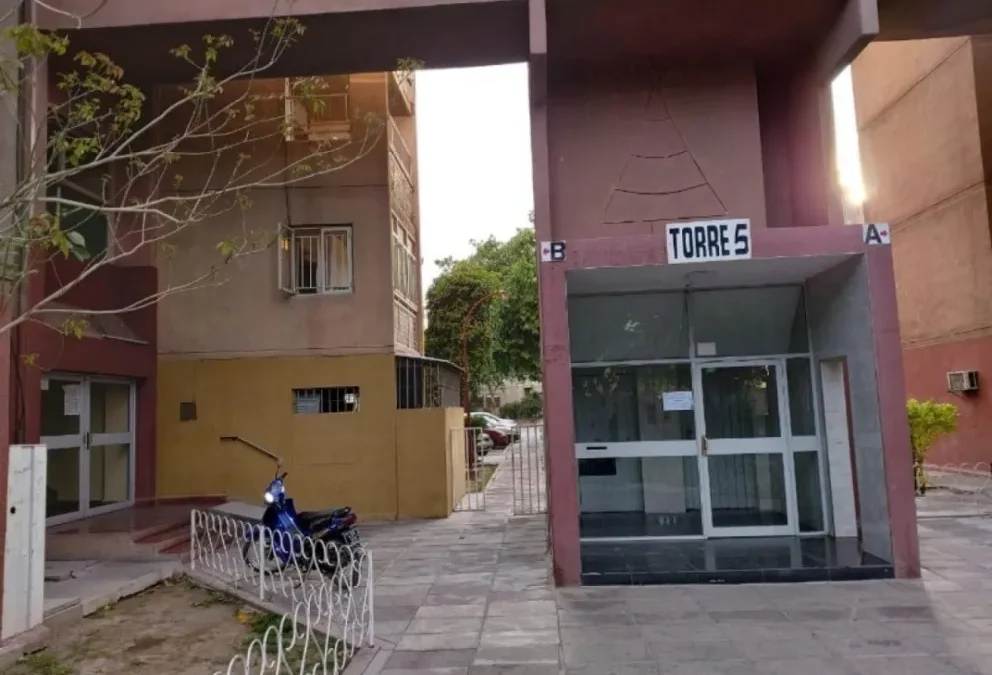 Un adulto mayor falleció y su esposa resultó herida en un departamento del Barrio San Martín
