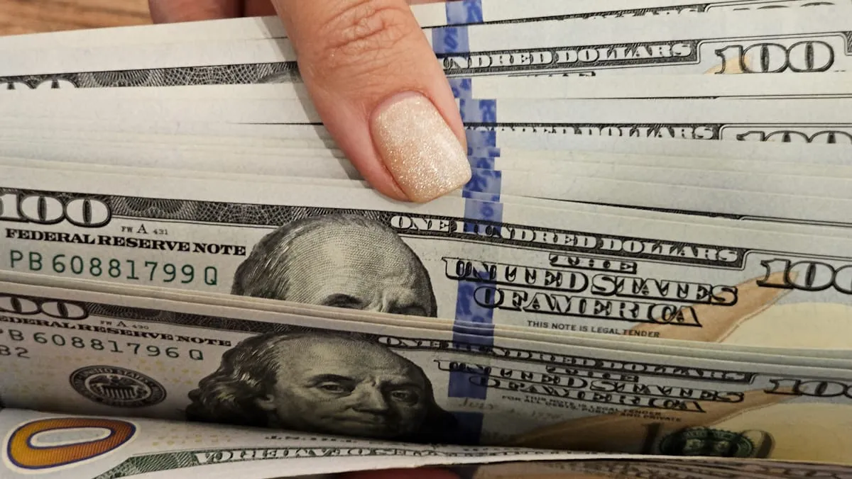 R (1) El dólar oficial cerró en $1380: las tres causas principales del marcado aumento