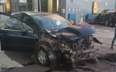 Fuerte choque en una transitada esquina céntrica que tiene semáforo