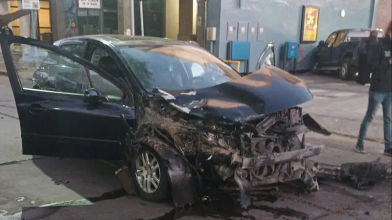 Fuerte choque en una transitada esquina céntrica que tiene semáforo