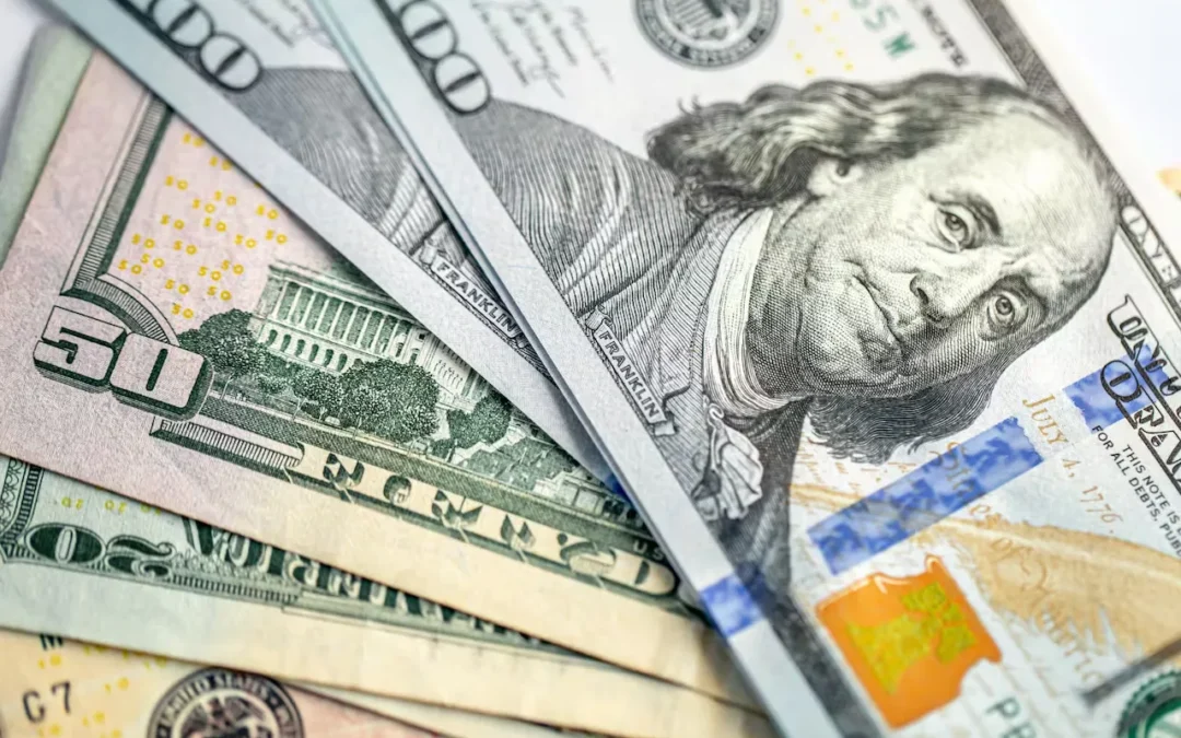 El dólar blue bajó $20 en San Juan y cerró el lunes en $1360 para la venta