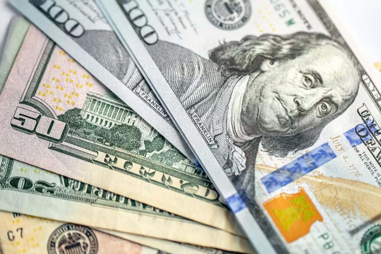 R (1) El dólar blue bajó $20 en San Juan y cerró el lunes en $1360 para la venta: cómo quedaron las demás cotizaciones