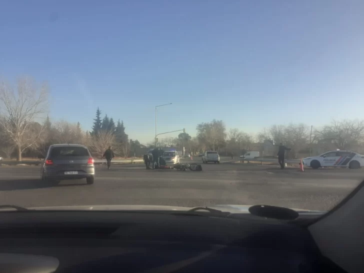 Choque entre un camión y una moto en un cruce peligroso de Santa Lucía