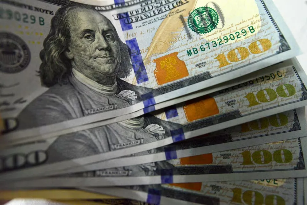 El dólar oficial y el blue bajaron este jueves: a cuánto quedaron las cotizaciones
