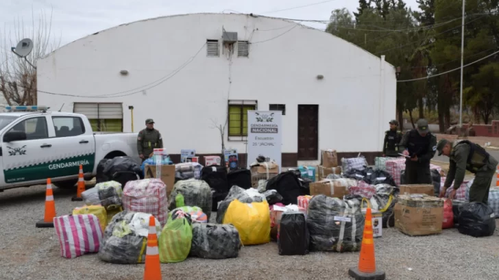 R (1) Gendarmería interceptó un colectivo en la Ruta 40 con mercadería ilegal valuada en más de $37 millones