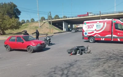 Una mujer resultó herida tras un choque entre una moto y un auto en Santa Lucía