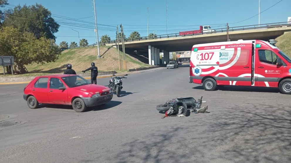 Una mujer resultó herida tras un choque entre una moto y un auto en Santa Lucía