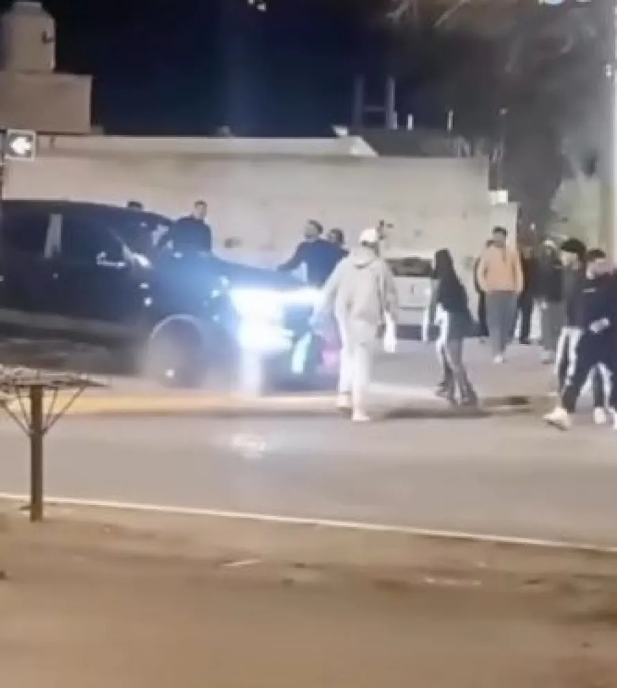 Un conductor atropelló a varias personas durante una pelea a la salida de un boliche en Capital