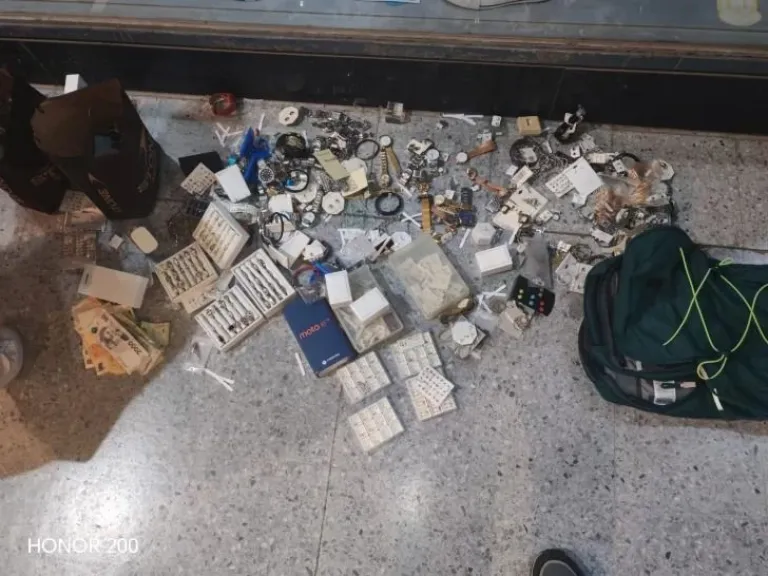 Dos adolescentes detenidos tras robar más de 100 relojes y joyas de una galería céntrica