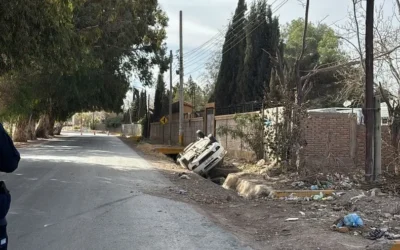 El conductor que volcó su auto y terminó dentro del canal, perdió su control al esquivar una moto
