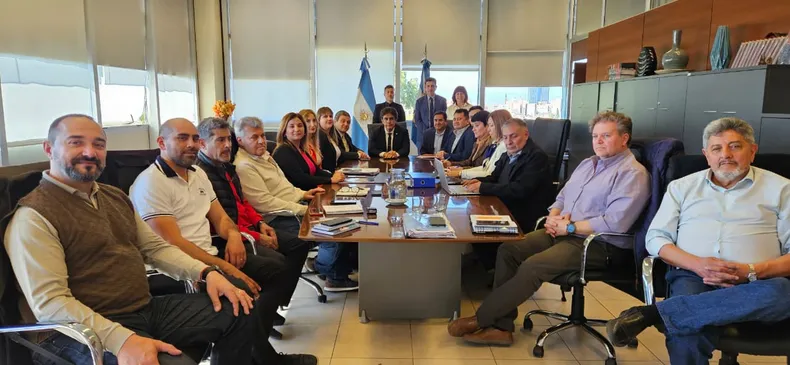 R (1) El Gobierno provincial presentó a los gremios docentes una propuesta de aumentos según la inflación